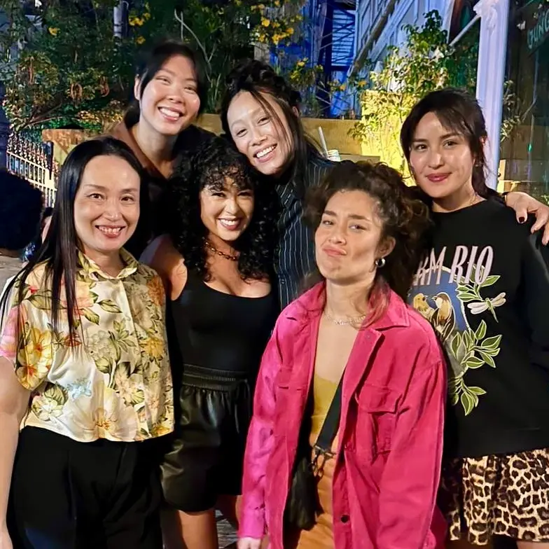Grupo de mulheres artistas reunidas